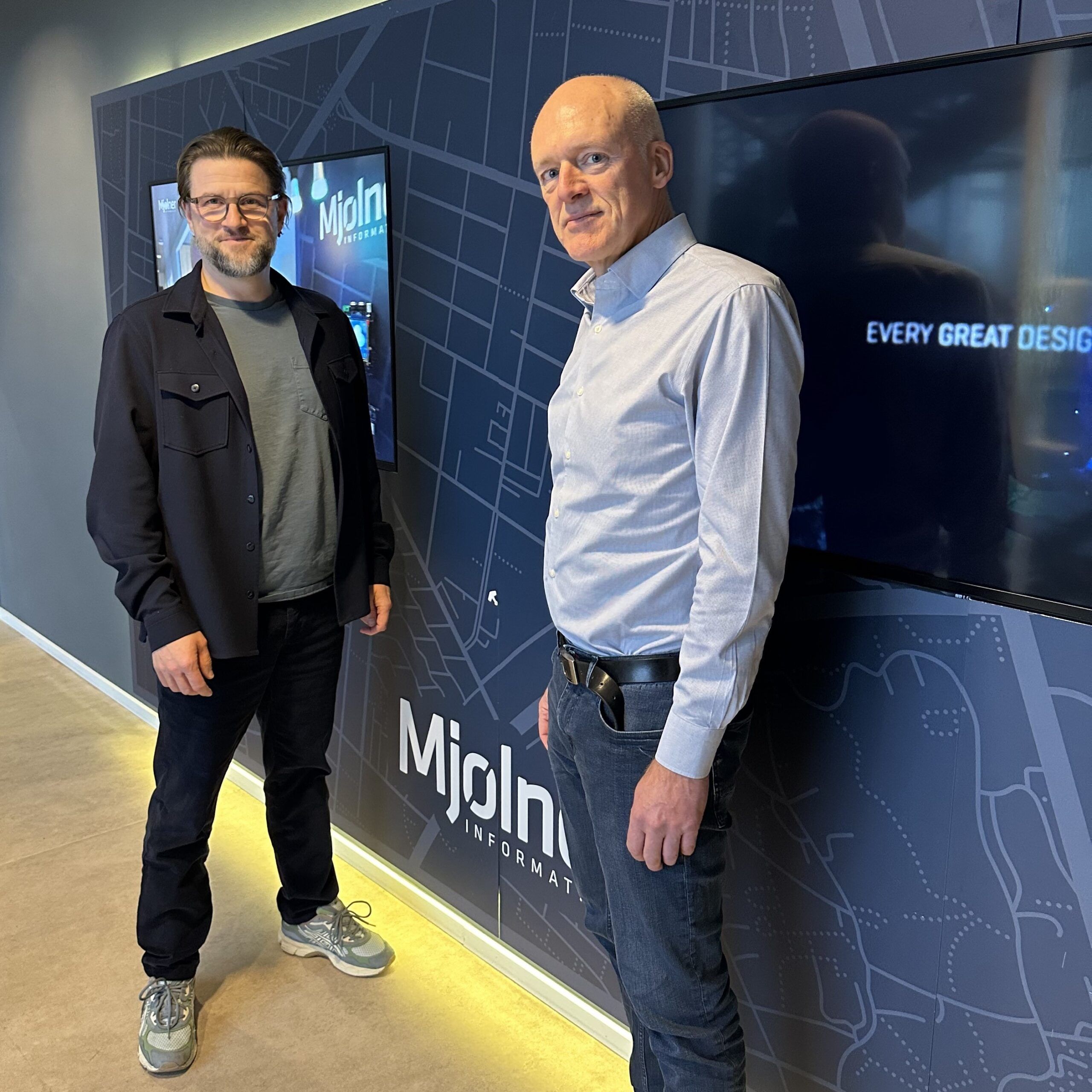 Adm. Direktør Brian Gottorp Jeppesen (tv.) byder Flemming Bent Thomsen (th.) varmt velkommen i sin nye rolle som CCO hos Mjølner Informatics.
