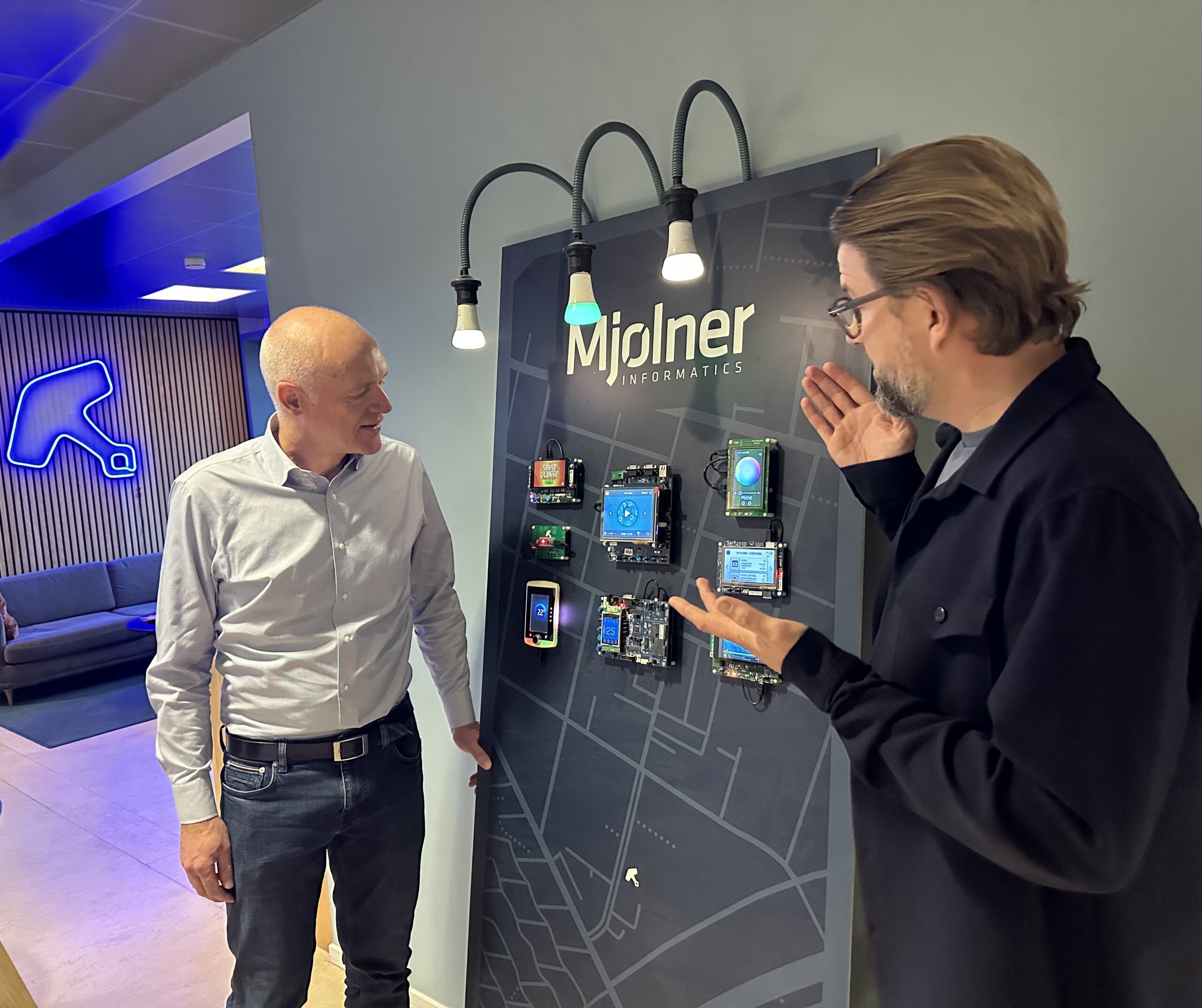 Flemming Bent Thomsen, ny CCO i Mjølner Informatics høre Adm. Direktør Brian Gottorp Jeppesen fortælle om Mjølners arbejde med Embedded.